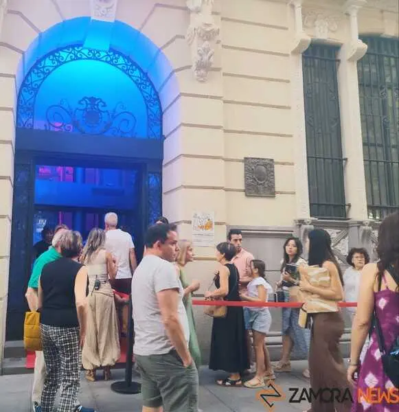 Puerta edificio Valent&iacute;n Guerra