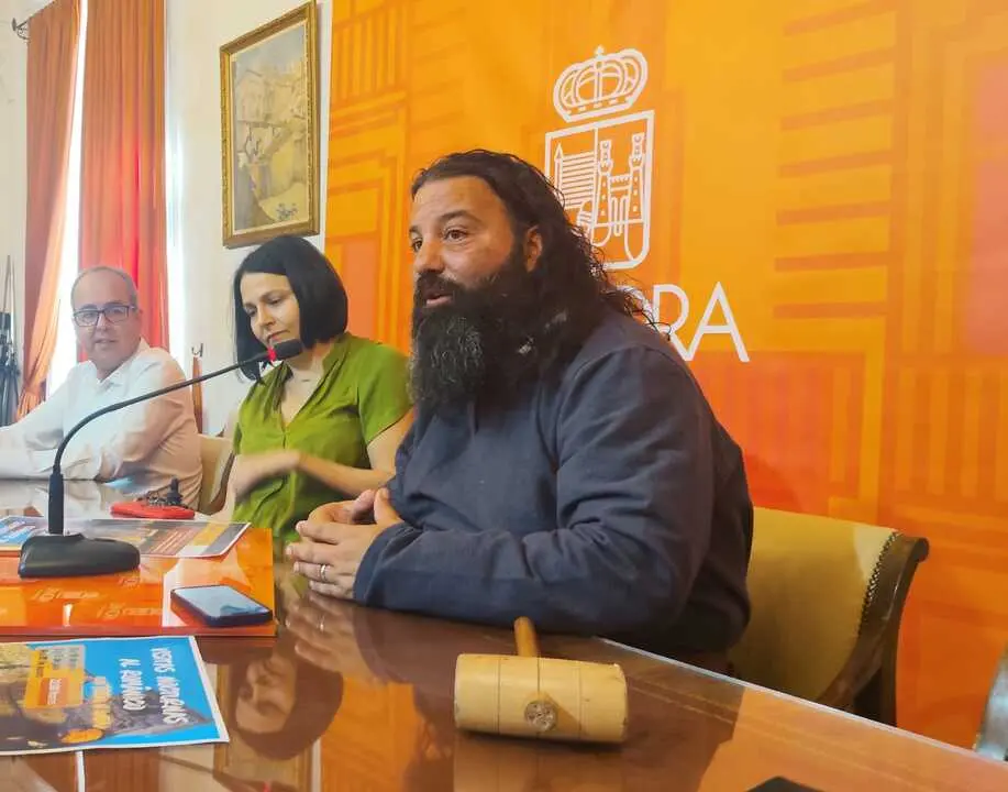 Trist&aacute;n el cantero, en primer t&eacute;rmino durante la presentaci&oacute;n de las visitas teatralizadas al rom&aacute;nico