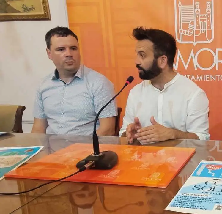 David Genicio, a la izquierda, en rueda de prensa junto al concejal David Gago
