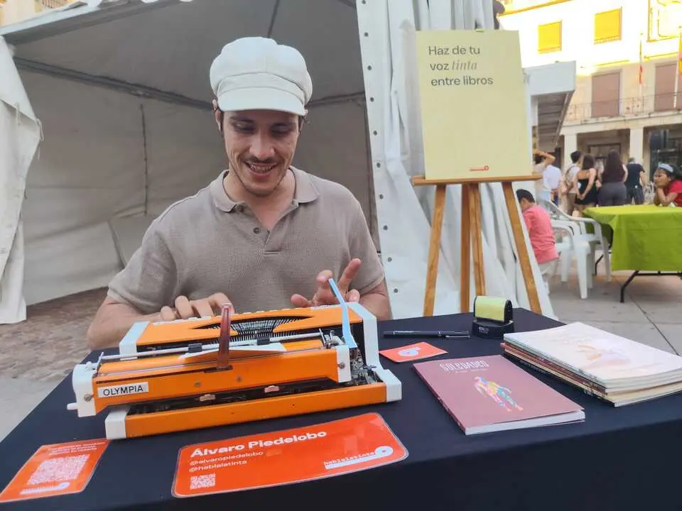 &Aacute;lvaro Piedelobo con su m&aacute;quina de escribir en la Feria del Libro de Zamora