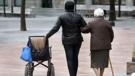 Cuidadora con una mujer dependiente. Foto Plataforma Social