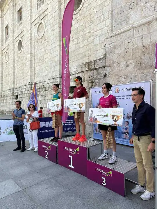 Elisa Escudero en lo mas alto del podio C. La Antigua Club Vino Toro