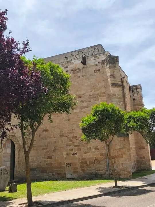 Un grafiti en las alturas del Convento de San Francisco