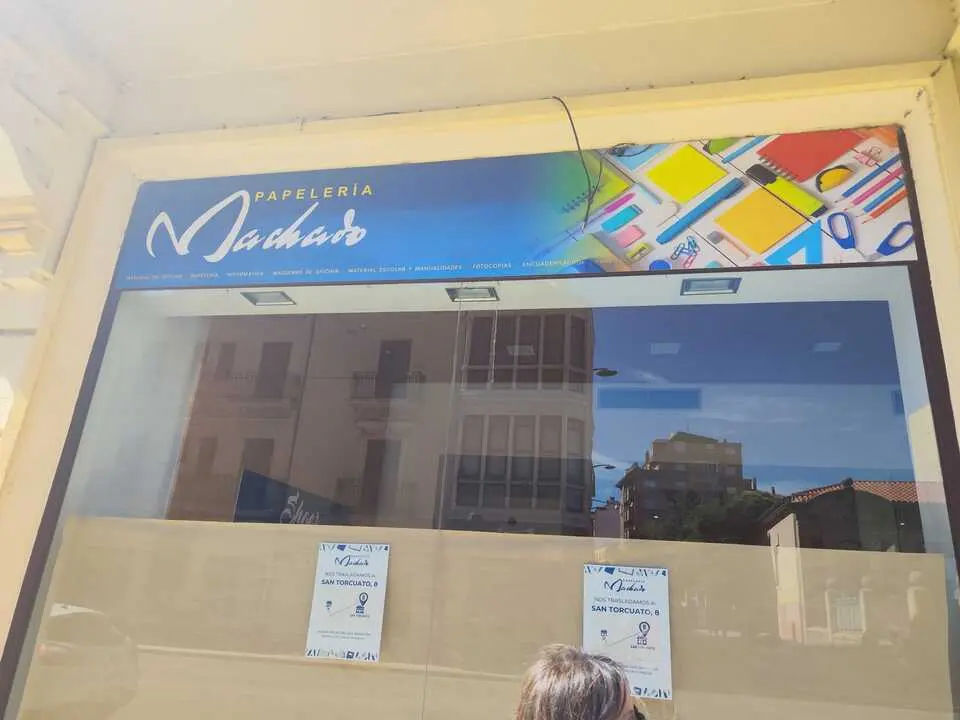 Librer&iacute;a Machado en local de Alfonso IX