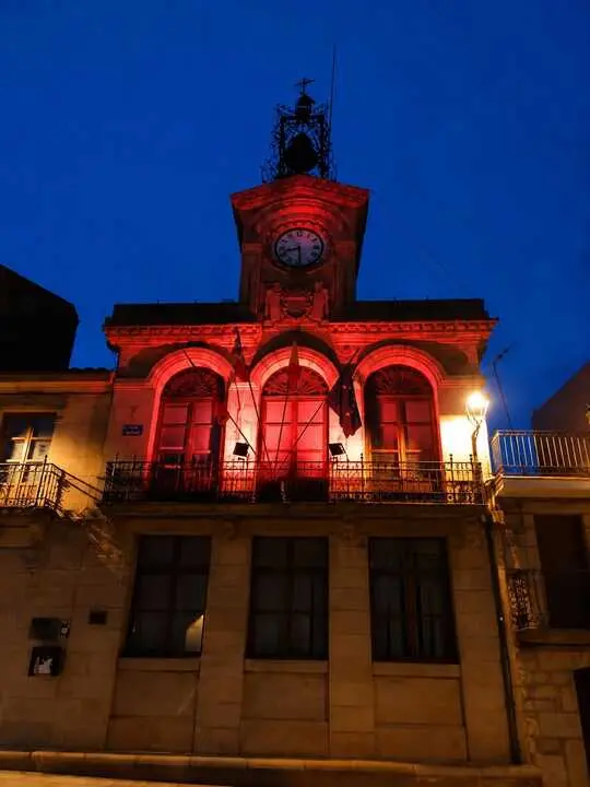 Ayuntamiento de Fermoselle se ilumina de rojo por el  D&iacute;a Mundial de la Hemocromatosis