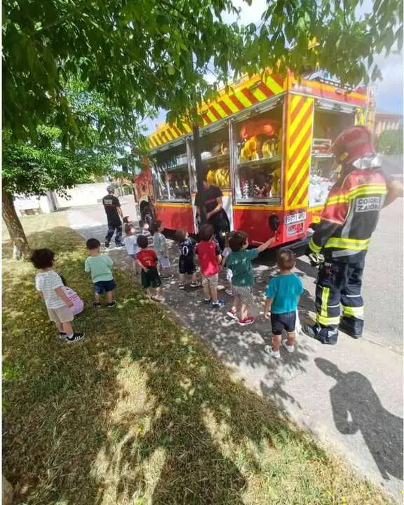Alumnos de la Escuela Infantil de Morales del Vino con bomberos - imagen redes Ayt de Morales del Vino