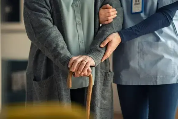Una cuidadora acompa&ntilde;a a un residente