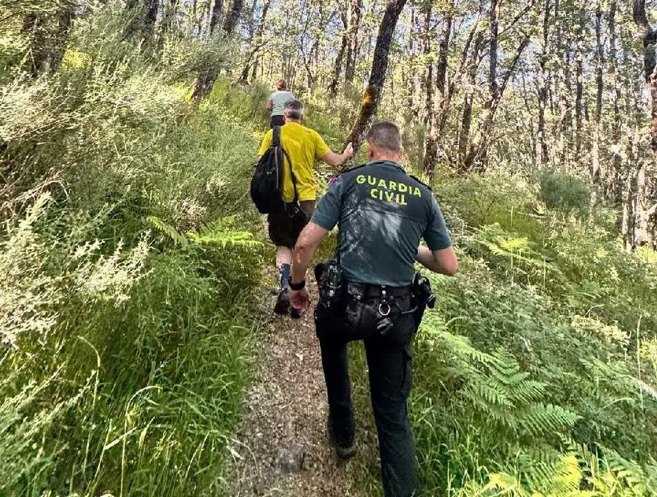 Guardia Civil con un senderista