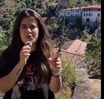 Alba Gonz&aacute;lez en el poblado de Castro