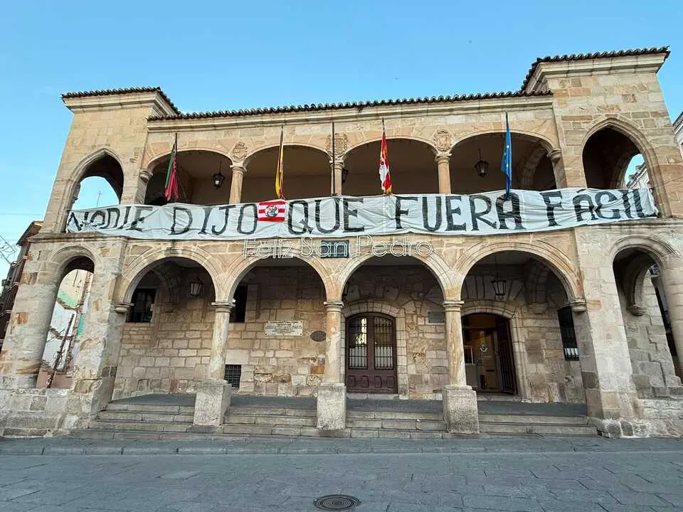 Pancarta en el edificio de la Polic&iacute;a Municipal