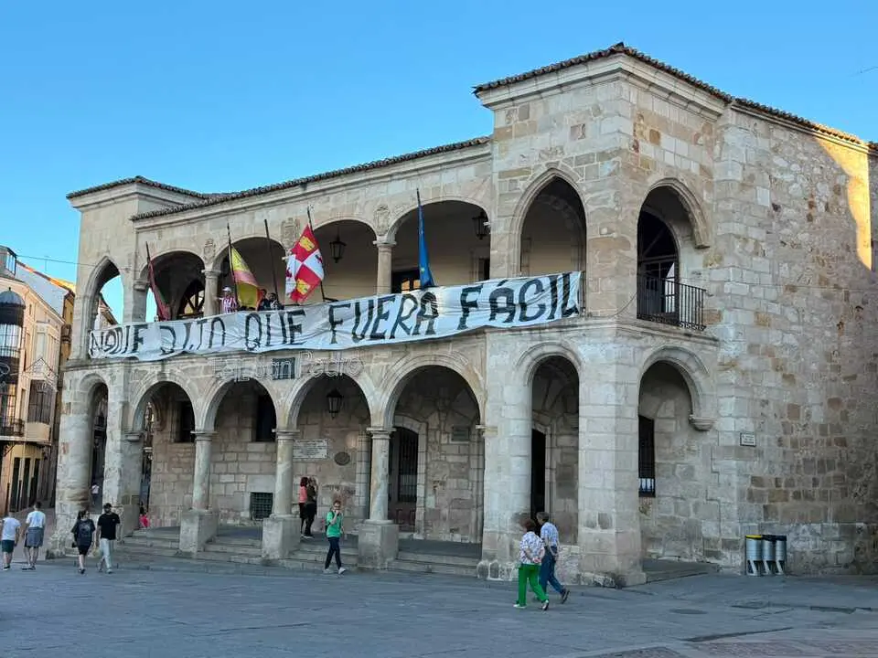 Pancarta en el edificio de la Polic&iacute;a Municipal