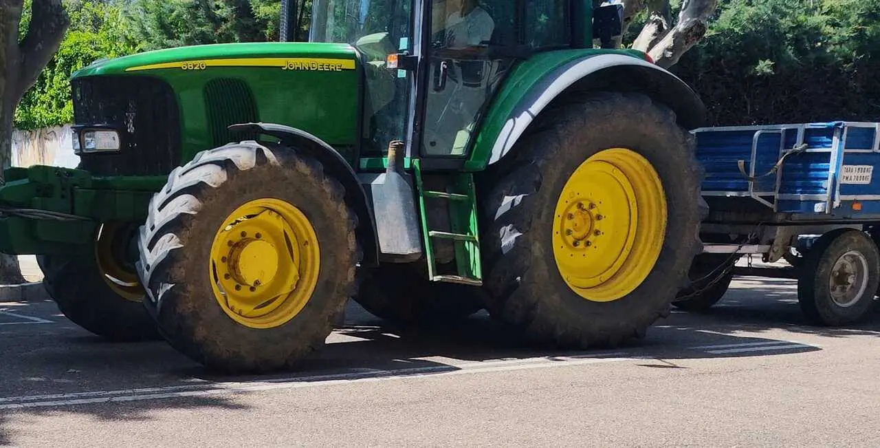 Tractor por la calle Salamanca de Zamora