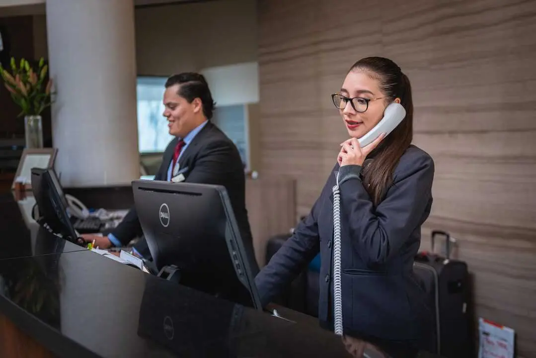 Recepcionistas en un hotel. Foto AE