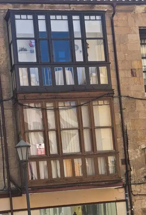 Edificio hist&oacute;rico de San Torcuato lleno de cables