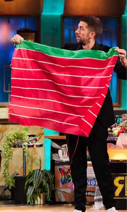 David Broncano ense&ntilde;a la bandera de Zamora en La Revuelta