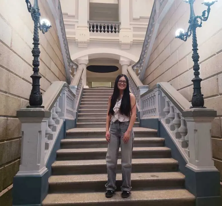 Zhin Zang en las escaleras del Instituto Claudio Moyano