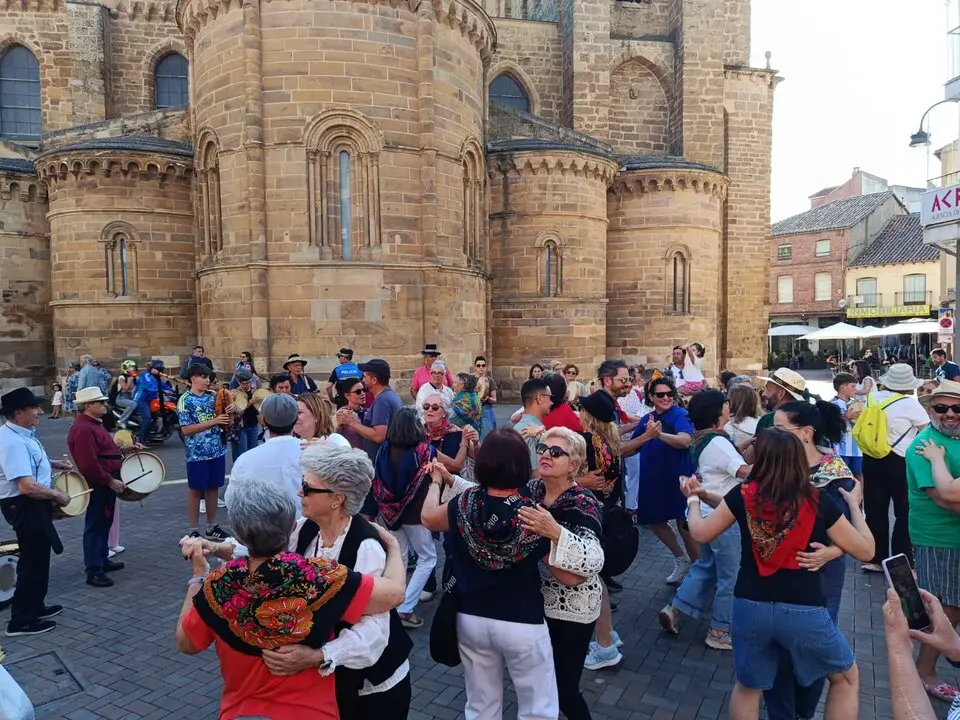 Escuela de folklore en una de las plazas