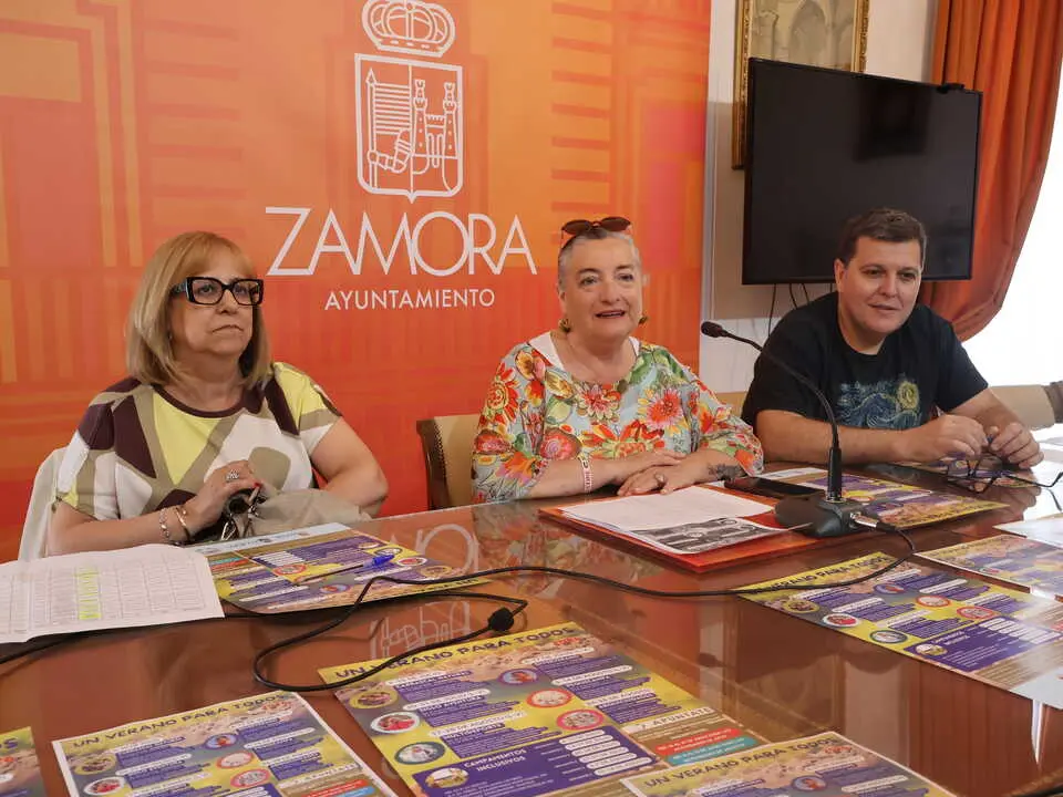 Izq. a dcha. Rosal&iacute;a Esteban, Auxiliadora Fern&aacute;ndez y David Lozano.
