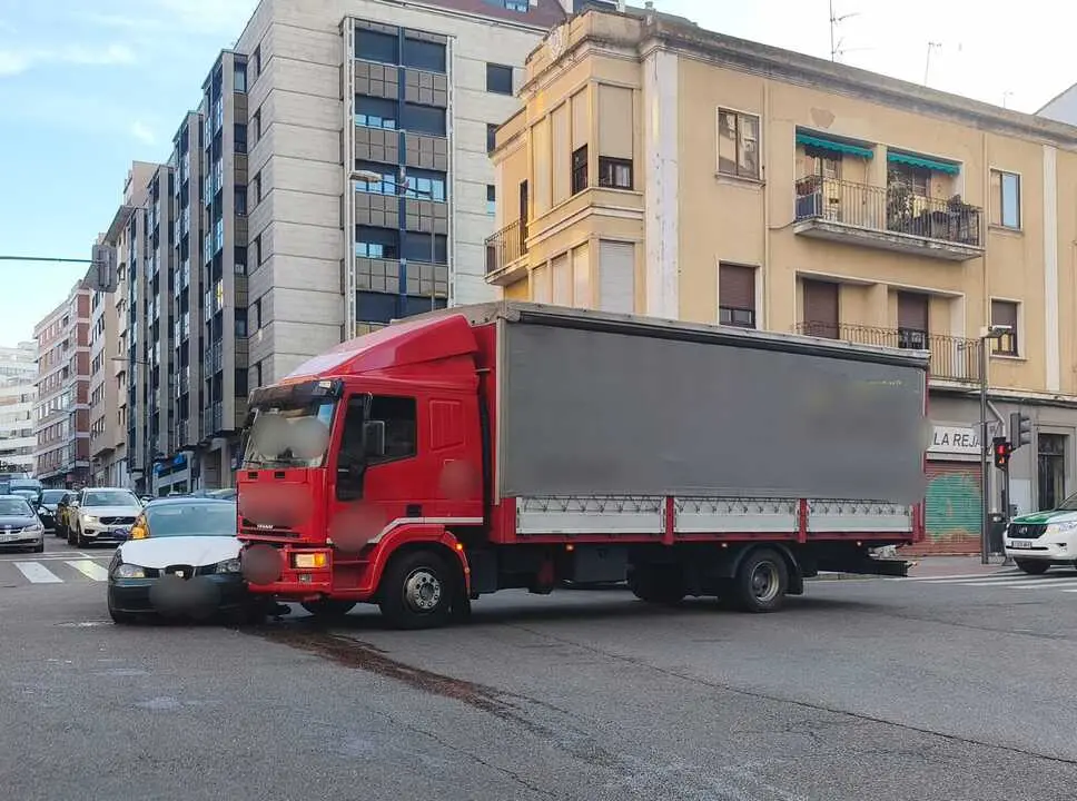 Colisi&oacute;n ami&iacute;n y turismo avenida portugal y san pablo