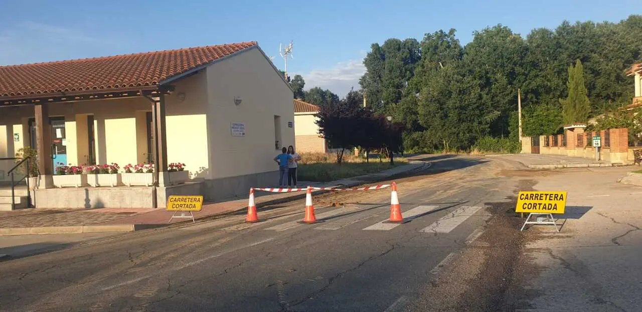 Carretera cortada en Villalaz&aacute;n