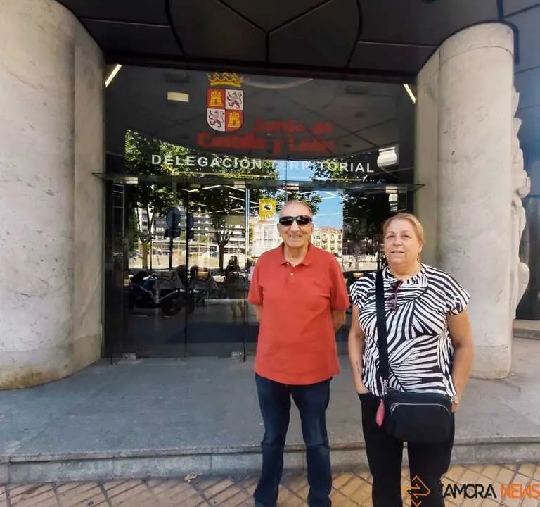   Teo Movilla y Nieves Garc&iacute;a, a la salida de la reuni&oacute;n con el delegado de la Junta