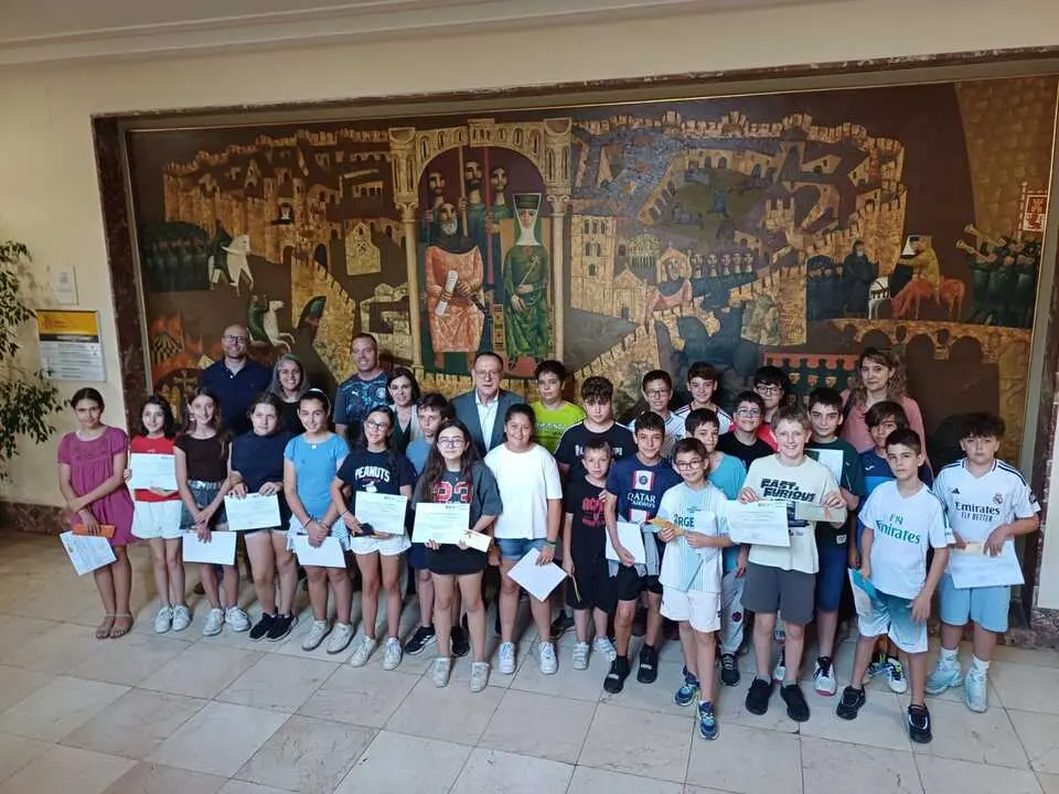 Estudiantes con el diploma entregado en la Subdelegaci&oacute;n del Gobierno