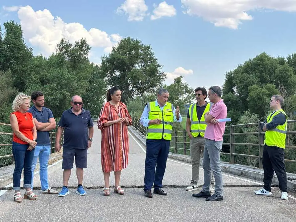 Visita de Fa&uacute;ndez al puente de Granja Florencia