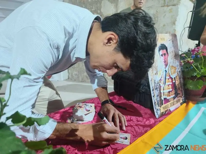 Manuel Diosleguarde firma cromos a sus fans en la Plaza de Toros de Zamora