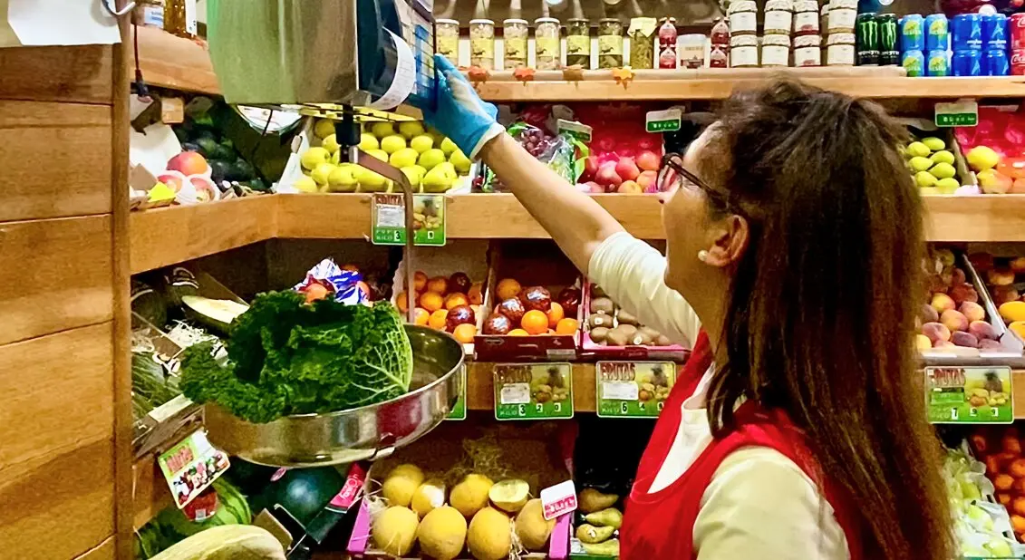 Empleada de fruter&iacute;a. Foto Ministerio Inclusi&oacute;n, Seguridad Social y Migraciones