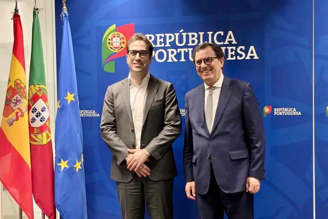 El vicepresidente primero y ministro de Econom&iacute;a, Comercio y Empresa, Carlos Cuerpo, con el ministro de Econom&iacute;a y Cohesi&oacute;n Territorial de Portugal, Manuel Castro Almeida, en Lisboa