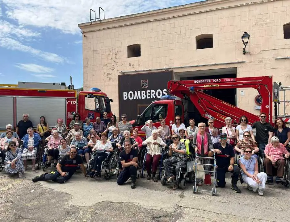 Una jornada de convivencia acerca a los mayores de Toro a los servicios de emergencia