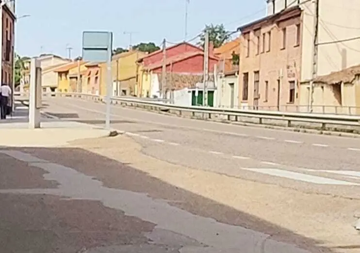 Un vecino camina solo por un pueblo de la provincia de Zamora
