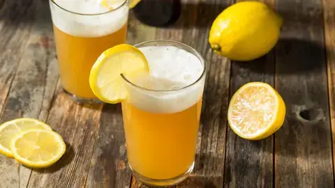 Vaso de cerveza con lim&oacute;n. Foto Radler
