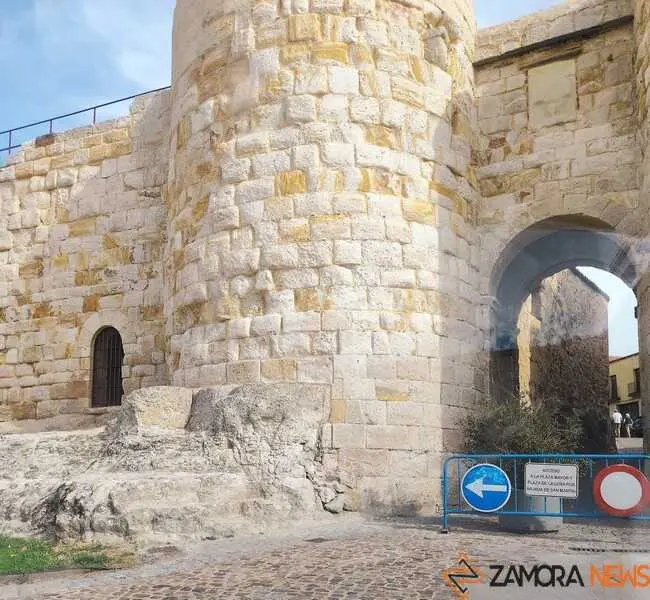 Piedras desprendidas en el Arco de Do&ntilde;a Urraca de Zamora