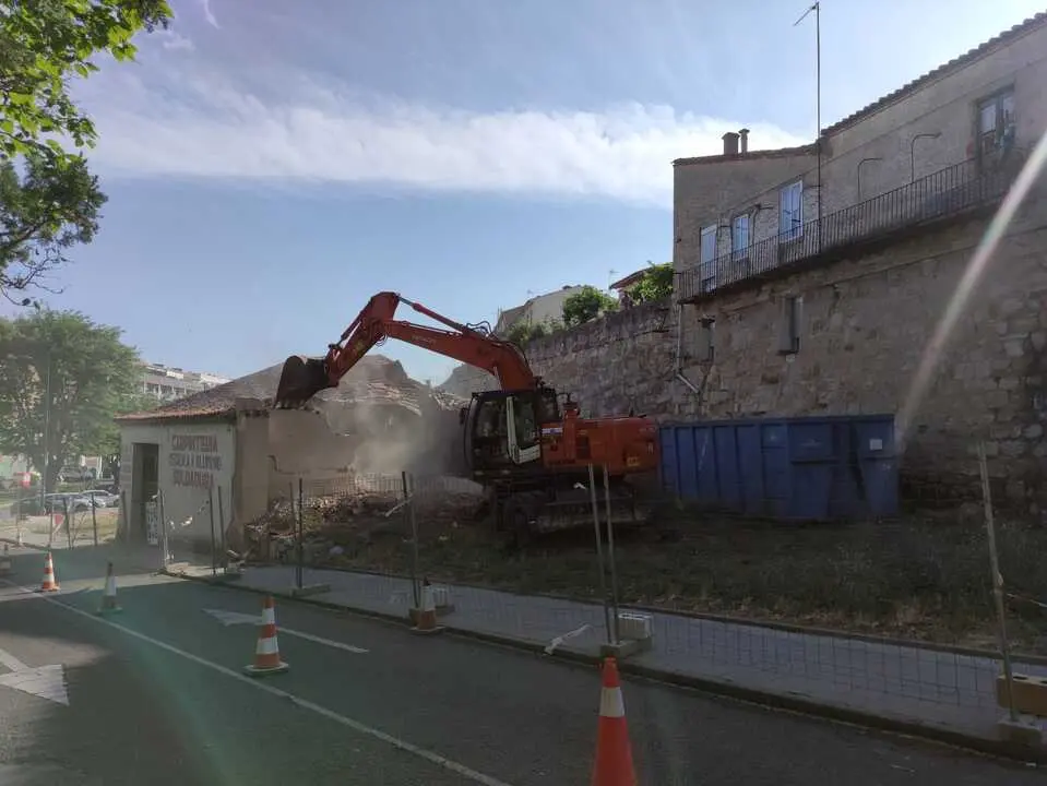 Derribo del taller en la Bajada de San Mart&iacute;n