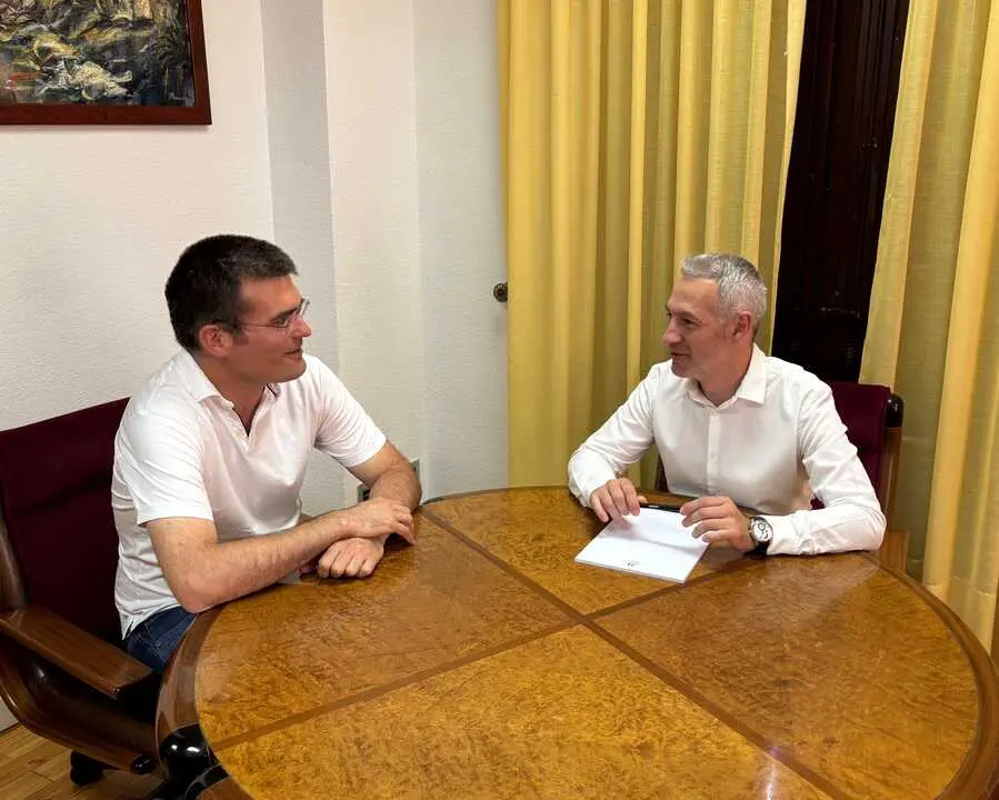 reuni&oacute;n alcalde de Toro y representante de Coobad&uacute;