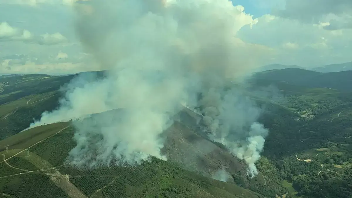 Varios focos en el preocupante incendio de Vega de Valcarce, visto por un helic&oacute;ptero estatal. Brif Tabuyo