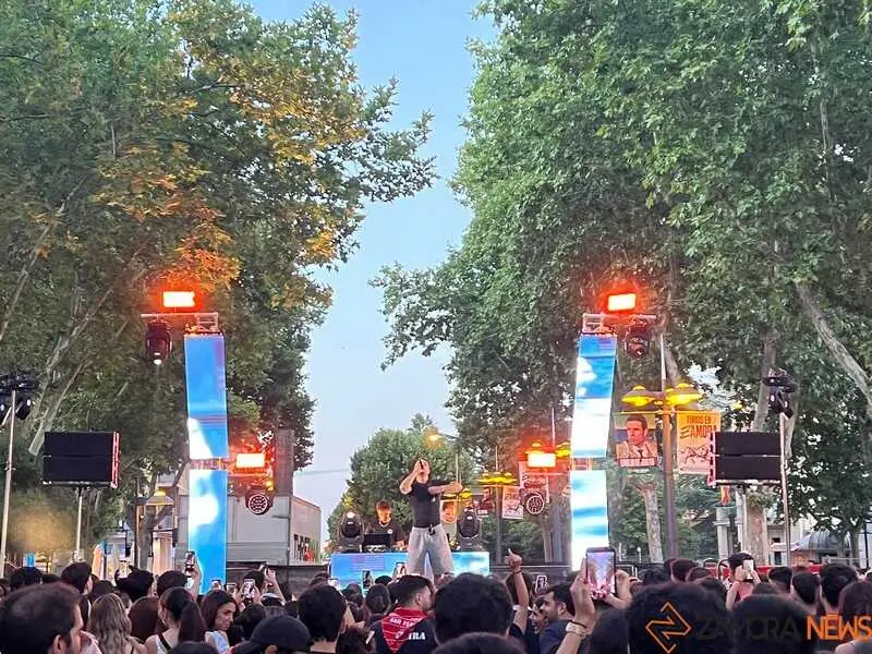 Actuaci&oacute;n de John Poll&otilde;n en la Plaza de la Marina