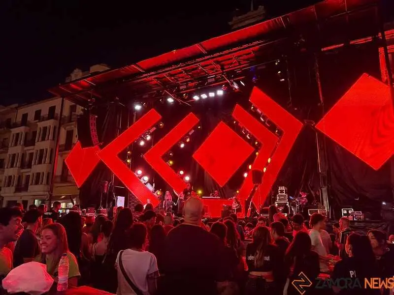 Actuaci&oacute;n de Lemus en la Plaza Mayor