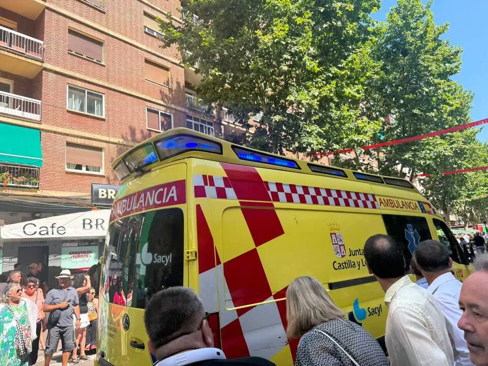 Ambulancia del Sacyl en la Avenida de las Tres Cruces