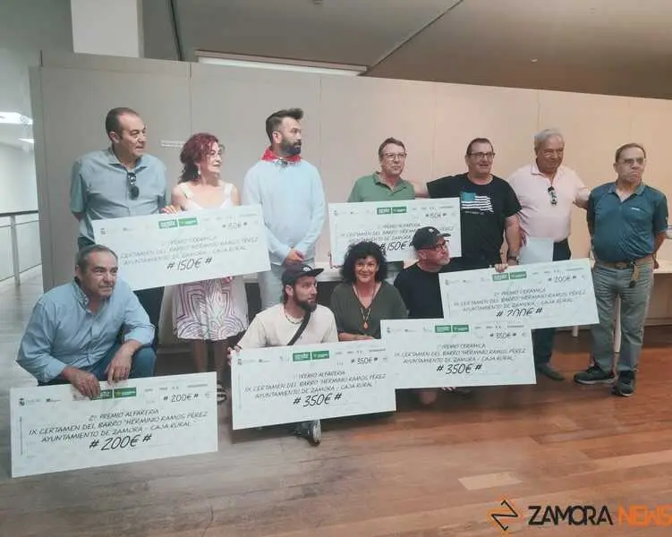 Foto de familia de los premiados