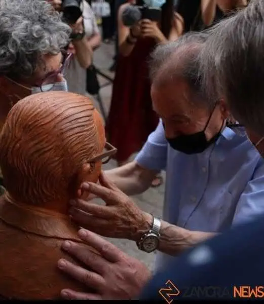 Herminio Ramos frente a su escultura