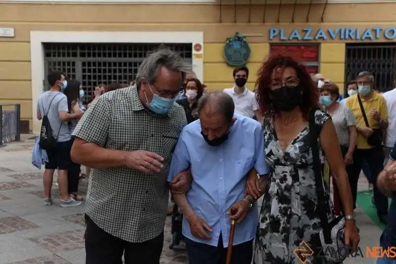 Imagen de archivo de Herminio Ramos con su hija Carmen y el alcalde de Zamora