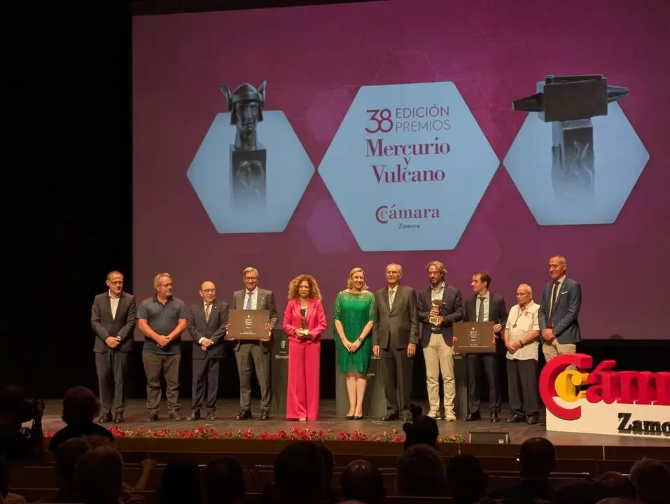 Foto d familia de los premios Mercurio y Vulcano