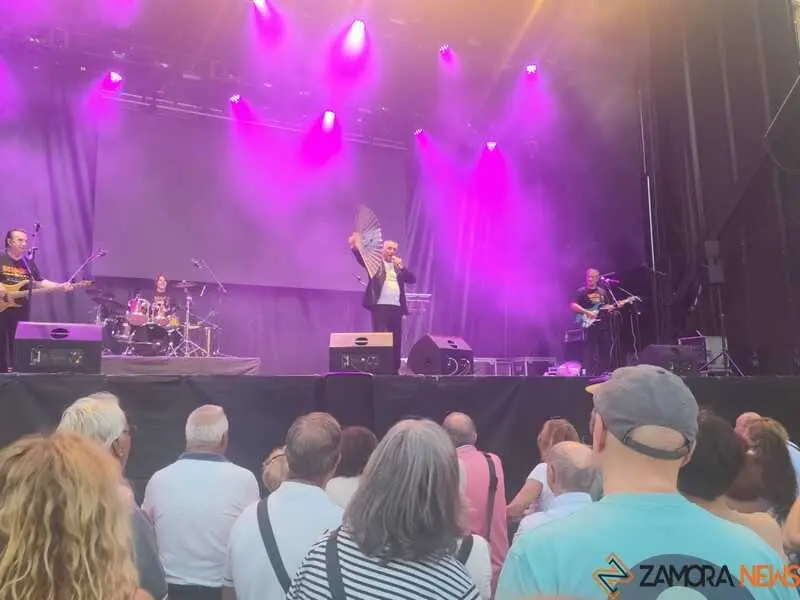 El cantante Agust&iacute;n Ram&iacute;rez despliega un abanico para cantar Acalorado