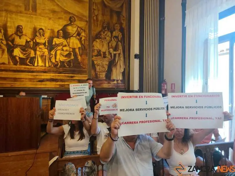 Funcionarios en el Pleno del Ayuntamiento de Zamora con sus pancartas reivindicativas