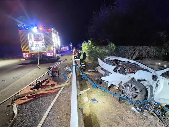 Bomberos en el lugar del accidente