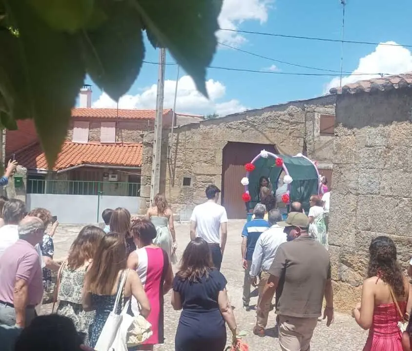 Los novios en el carro tras la ceremonia de las Bodas de Plata