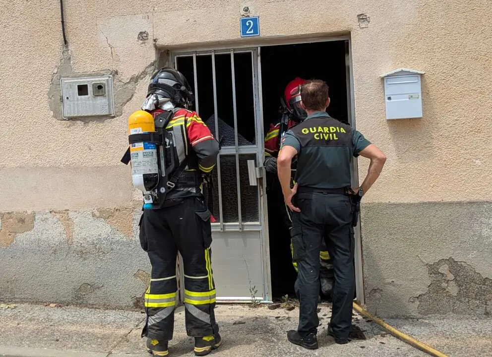 Bomberos y Guardia civil en la vivienda incendiada en Moraleja del Vino