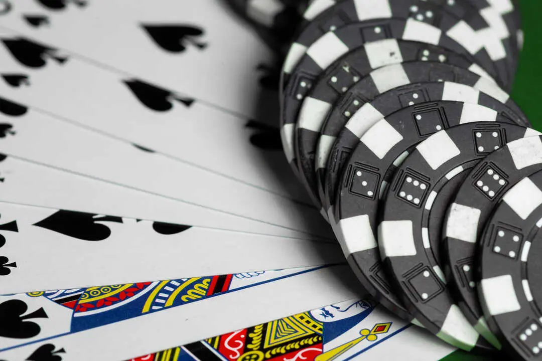 C&oacute;mo el poker contin&uacute;a siendo una actividad social que fortalece los v&iacute;nculos entre personas de diferentes edades